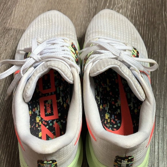 Nike - Picture 16 of 17